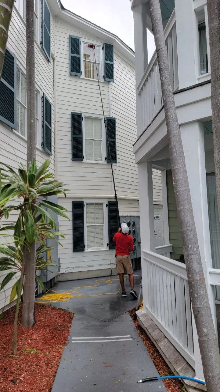 Window cleaning work by Leoserve in the Florida Keys (5)